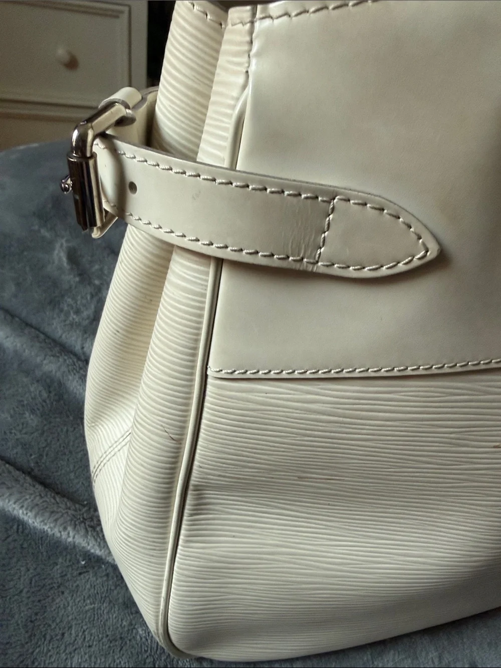 Louis Vuitton Pont-Neuf PM White Epi Leather Satchel Handbag Made in France.